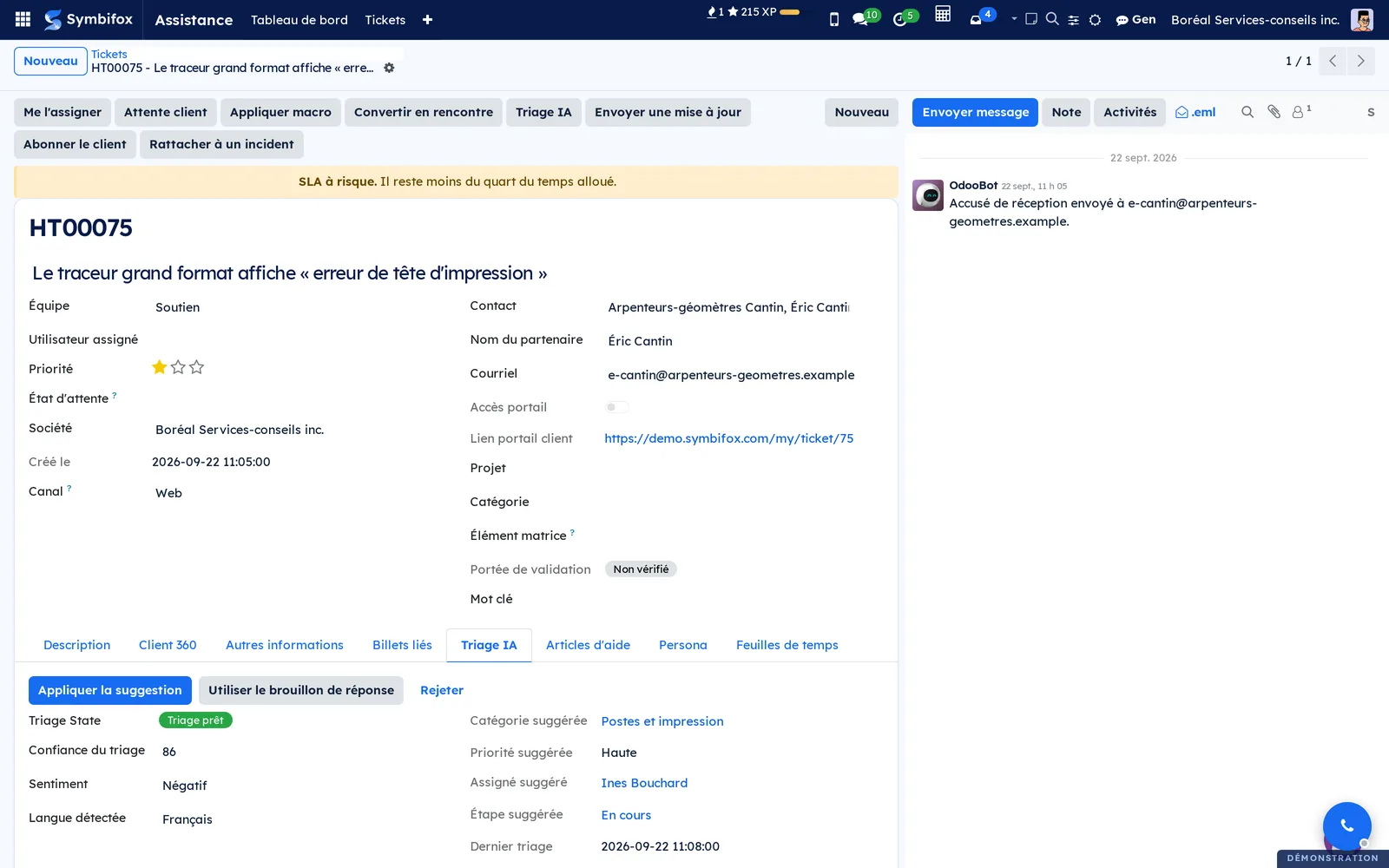 Billet HT00075, onglet Triage IA : catégorie, priorité, assigné et étape suggérés, confiance, sentiment et langue, avec les boutons Appliquer la suggestion et Rejeter