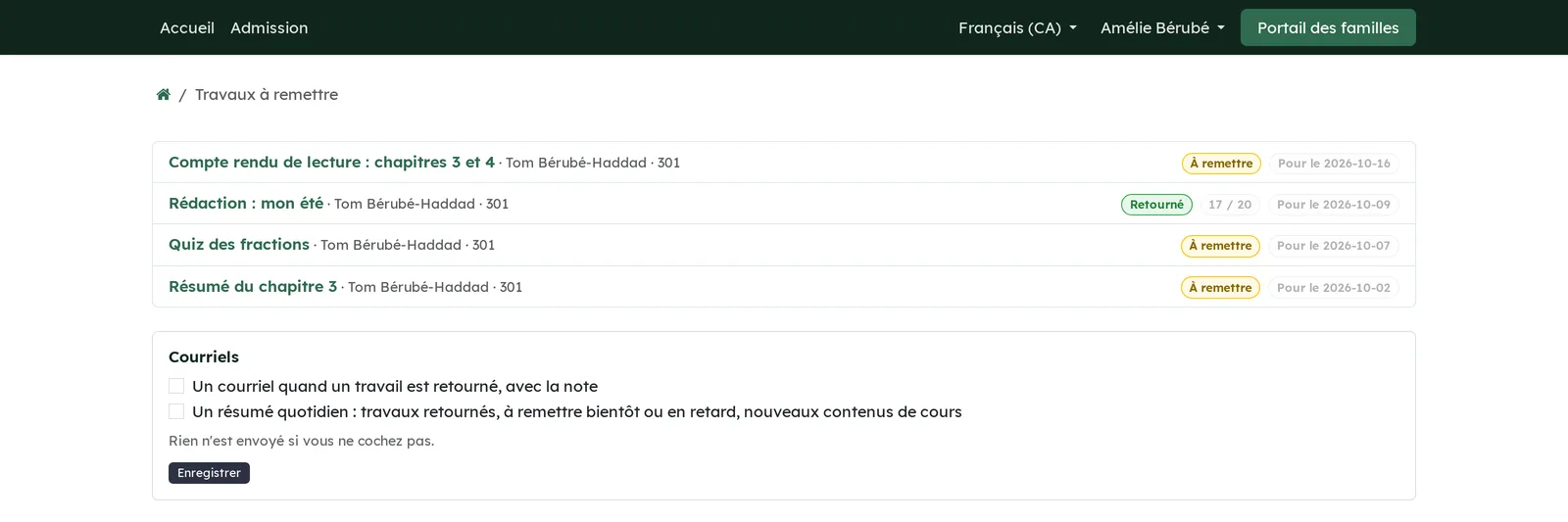 Page Travaux à remettre du portail : quatre travaux de Tom avec leur état et leur date, dont un retourné 17 / 20, puis les deux cases Courriels à cocher