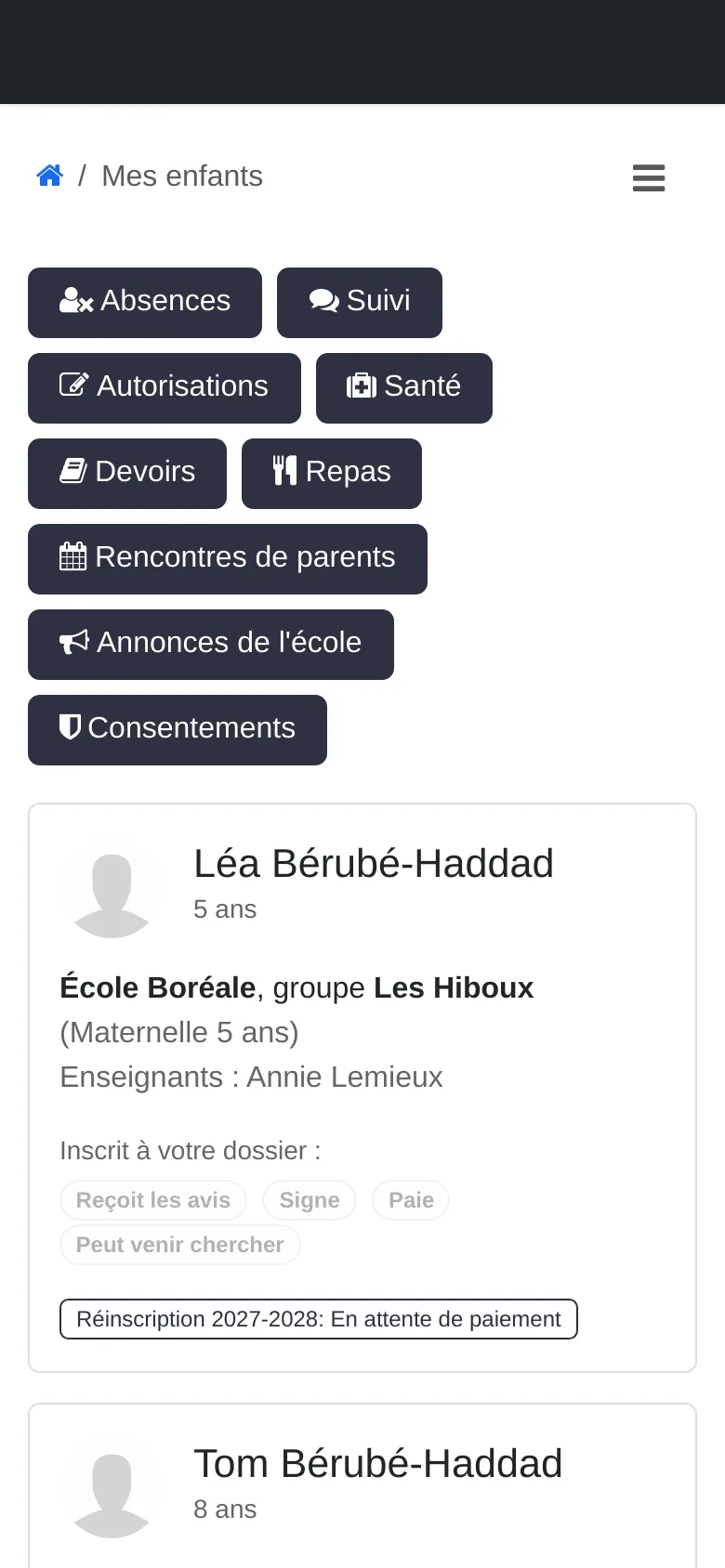 Page Mes enfants sur un téléphone : les boutons des sections, puis la carte de chaque enfant
