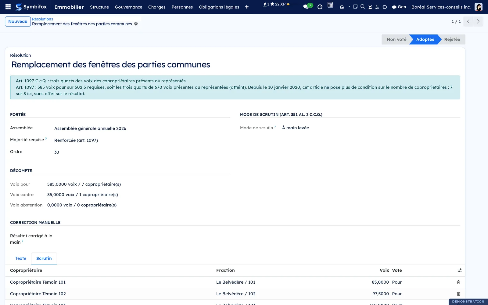 Résolution sur le remplacement des fenêtres, majorité renforcée atteinte avec 585 voix sur 502,5 requises, et onglet Scrutin avec les voix de chaque fraction