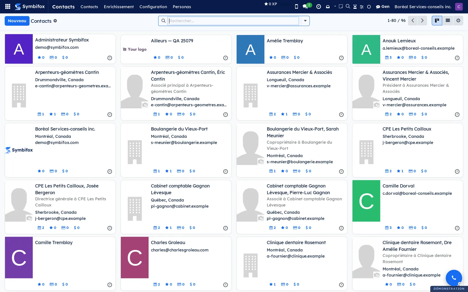 Vue kanban de l'application Contacts : une carte par société ou personne, avec ville, courriel, fonction et compteurs d'activité