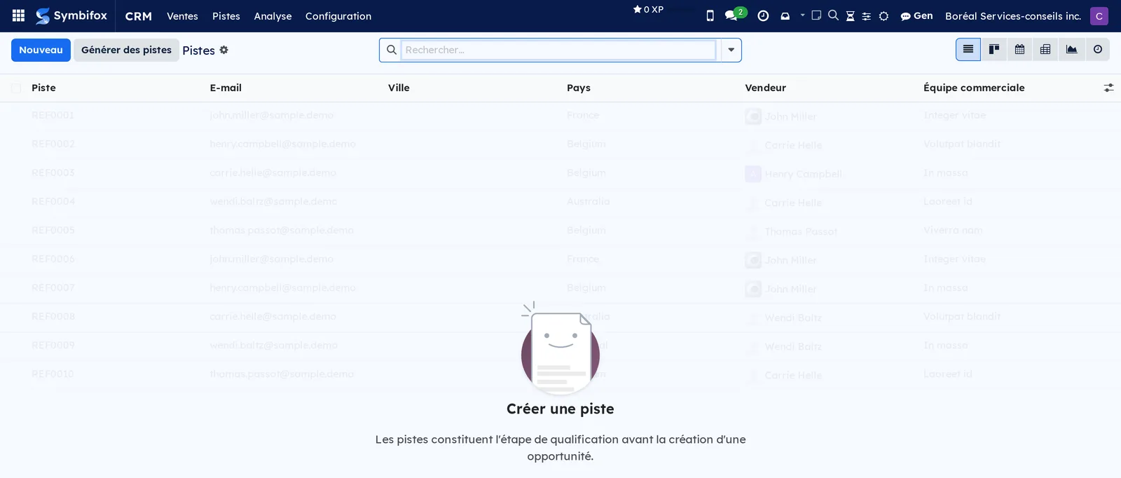 Liste des pistes sur la démo : colonnes Piste, E-mail, Ville, Pays, Vendeur et Équipe commerciale, avec l'aide Créer une piste