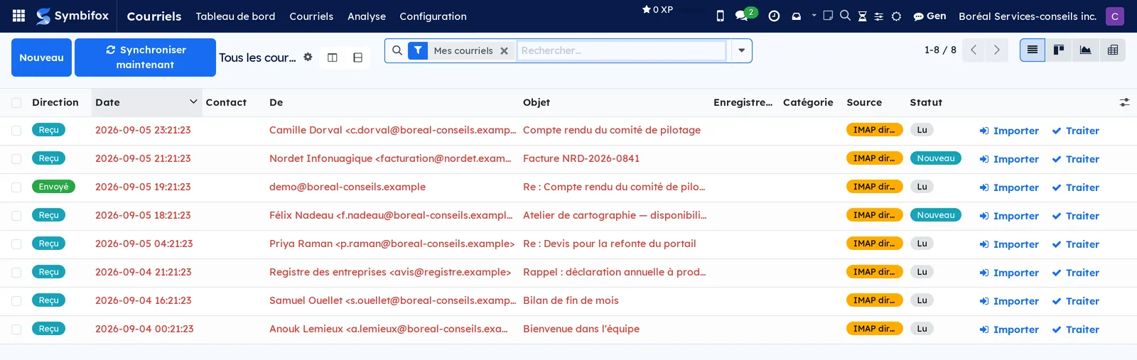 Liste Tous les courriels : huit lignes avec direction, date, expéditeur, objet, source et statut, gestes Importer et Traiter