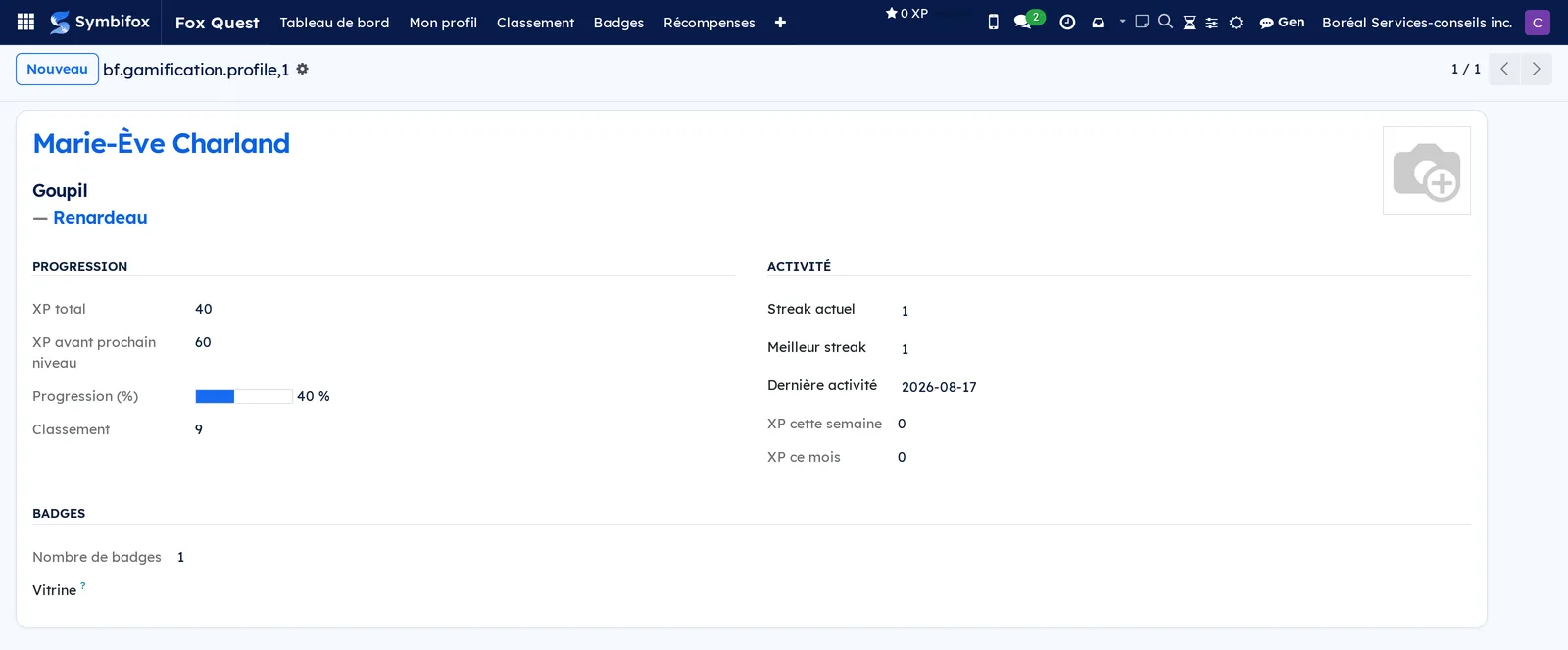 Formulaire Mon profil : utilisateur, XP total, niveau, XP avant le prochain niveau, série actuelle, badges obtenus et vitrine